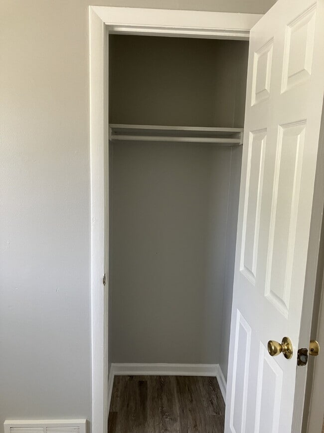Building Photo - Available May 1!  Spacious 3 BR, 1.5 Bath in East Rochester