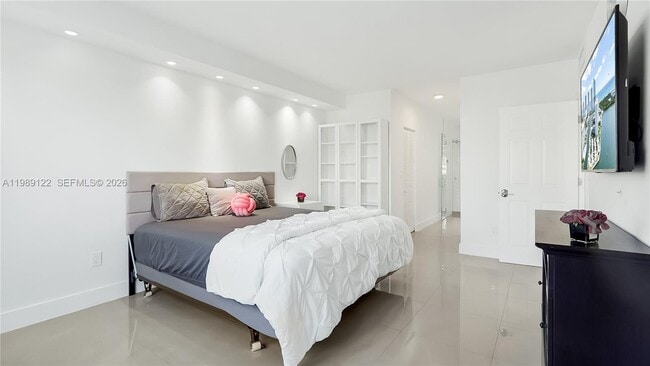 Building Photo - 300 Bayview Dr