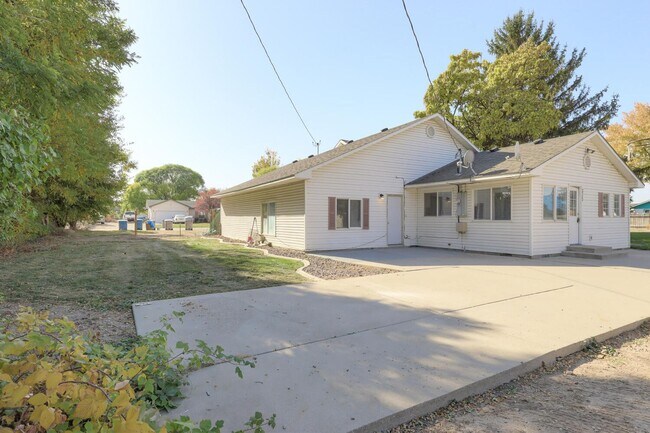 Building Photo - Dewey Duplex