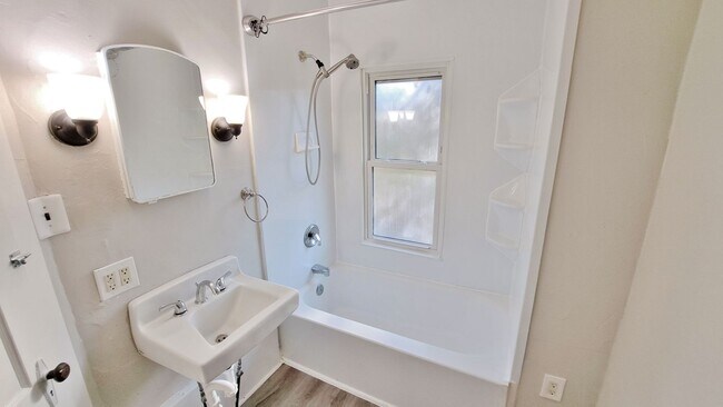 Building Photo - 3 Bed / 1 Bath Single Family Home