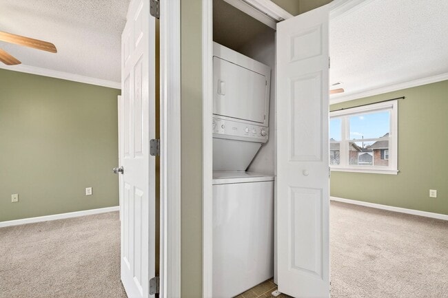 Building Photo - Quiet Retreat, Prime Location!