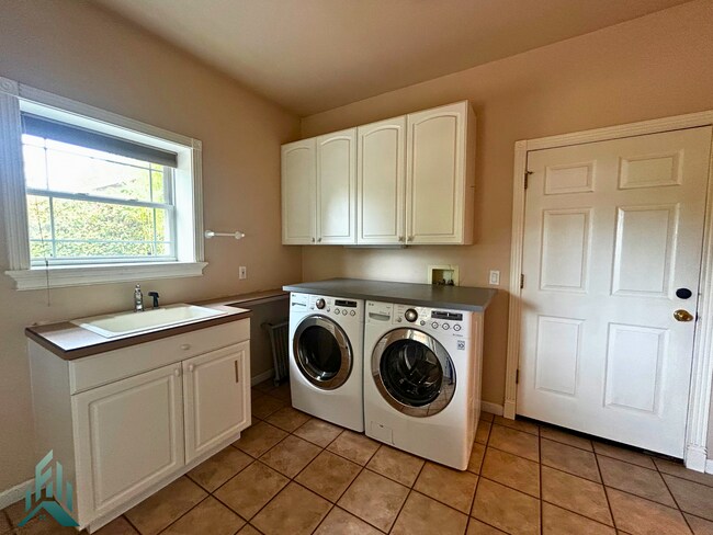 Building Photo - 745 SE Winterfield Pl
