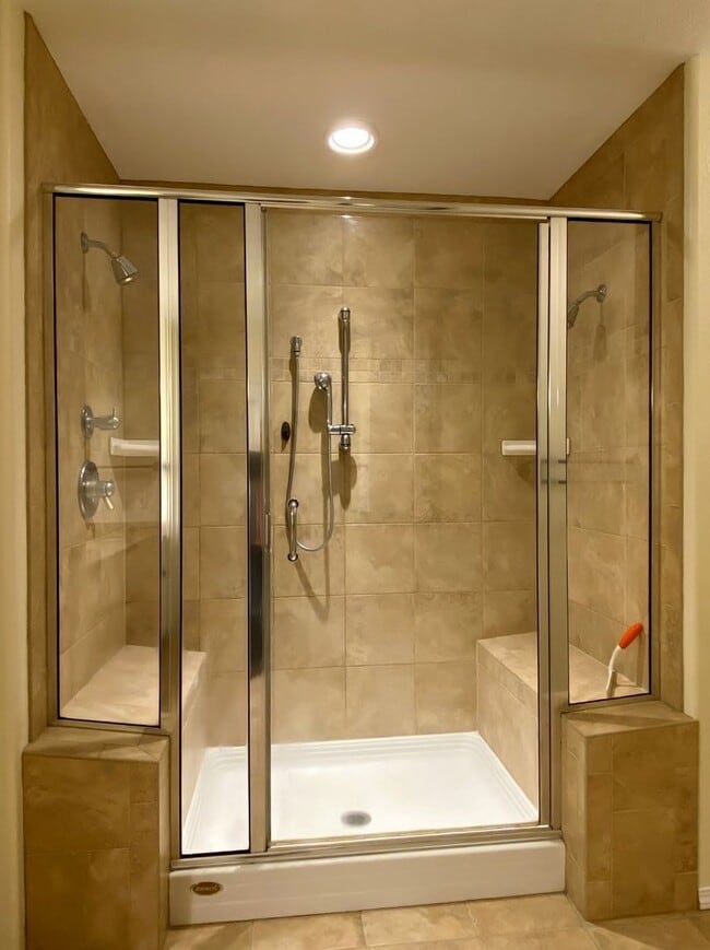 Building Photo - Rare Columbia Riverfront Townhome