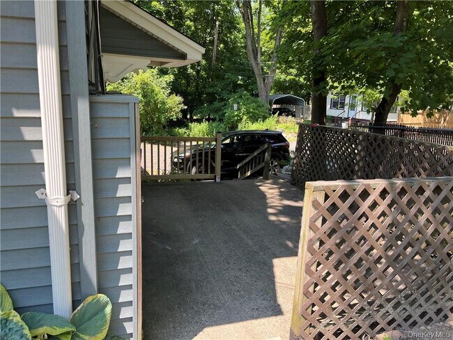 Building Photo - 598 S Rte 303