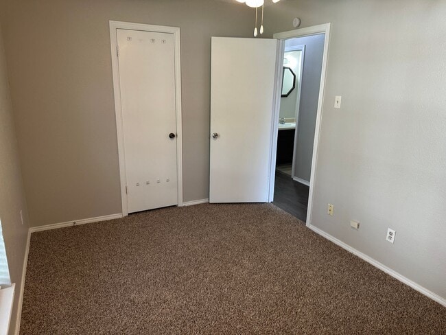 Building Photo - Great Duplex in Irving!