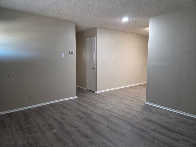 Building Photo - Spacious 4 Bedroom Ranch