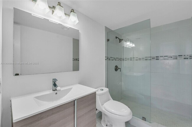 Building Photo - 4164 Inverrary Dr