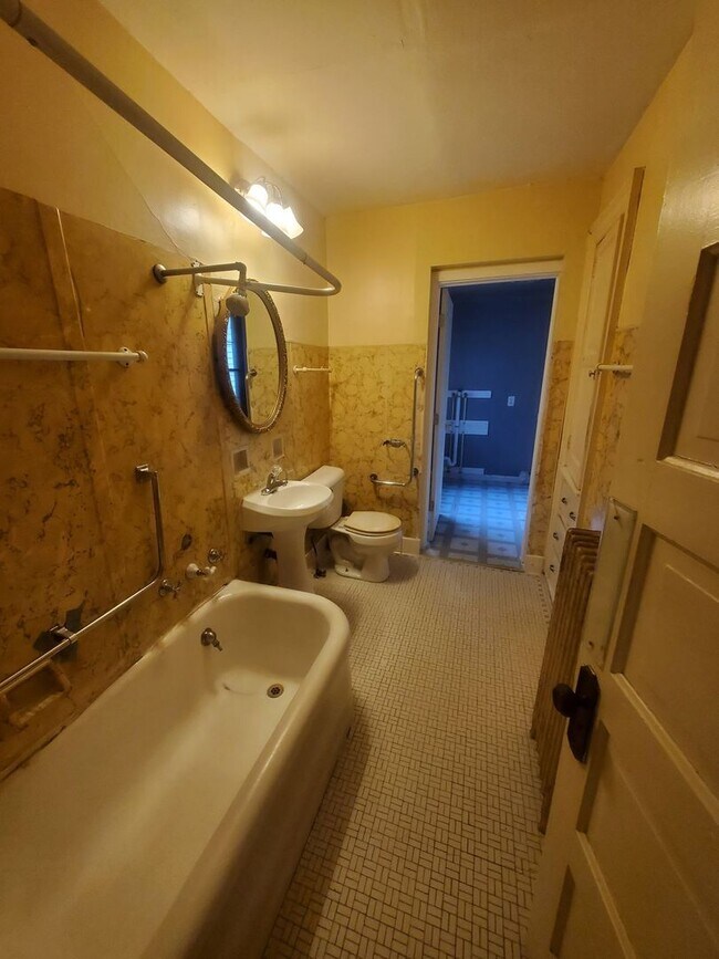 Building Photo - 2922-2924 W Juneau Ave. - 3 Unit