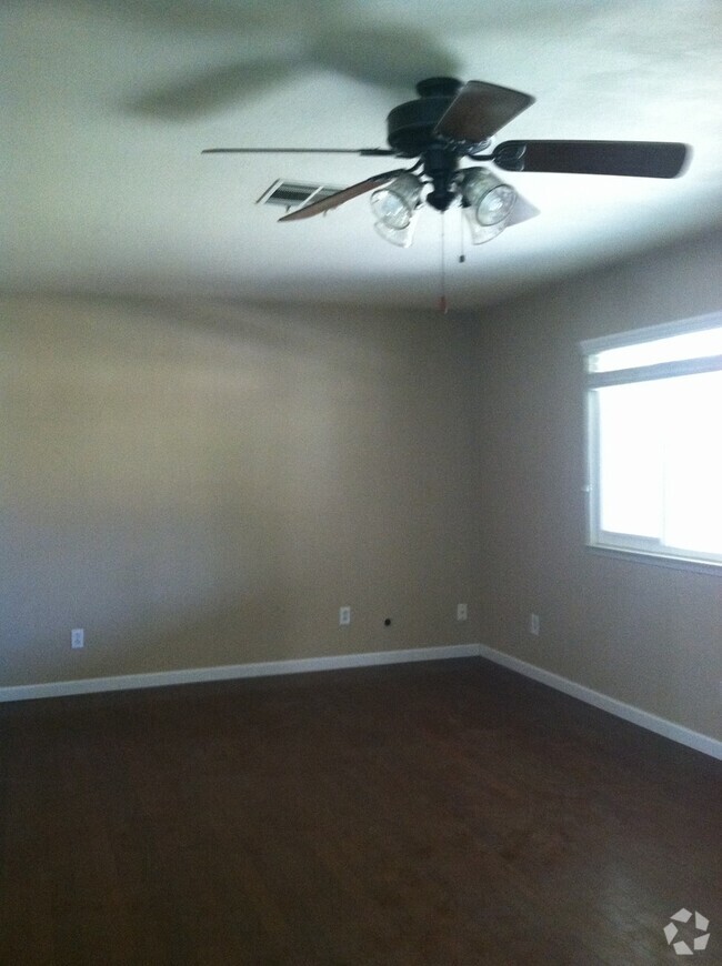 Building Photo - 3 Bedroom Home in Northwest Visalia off of...