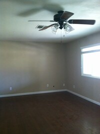 Building Photo - 3 Bedroom Home in Northwest Visalia off of...