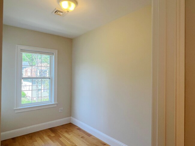 Building Photo - AVAILABLE NOW! Elegant 3-Bed Condo in Prim...