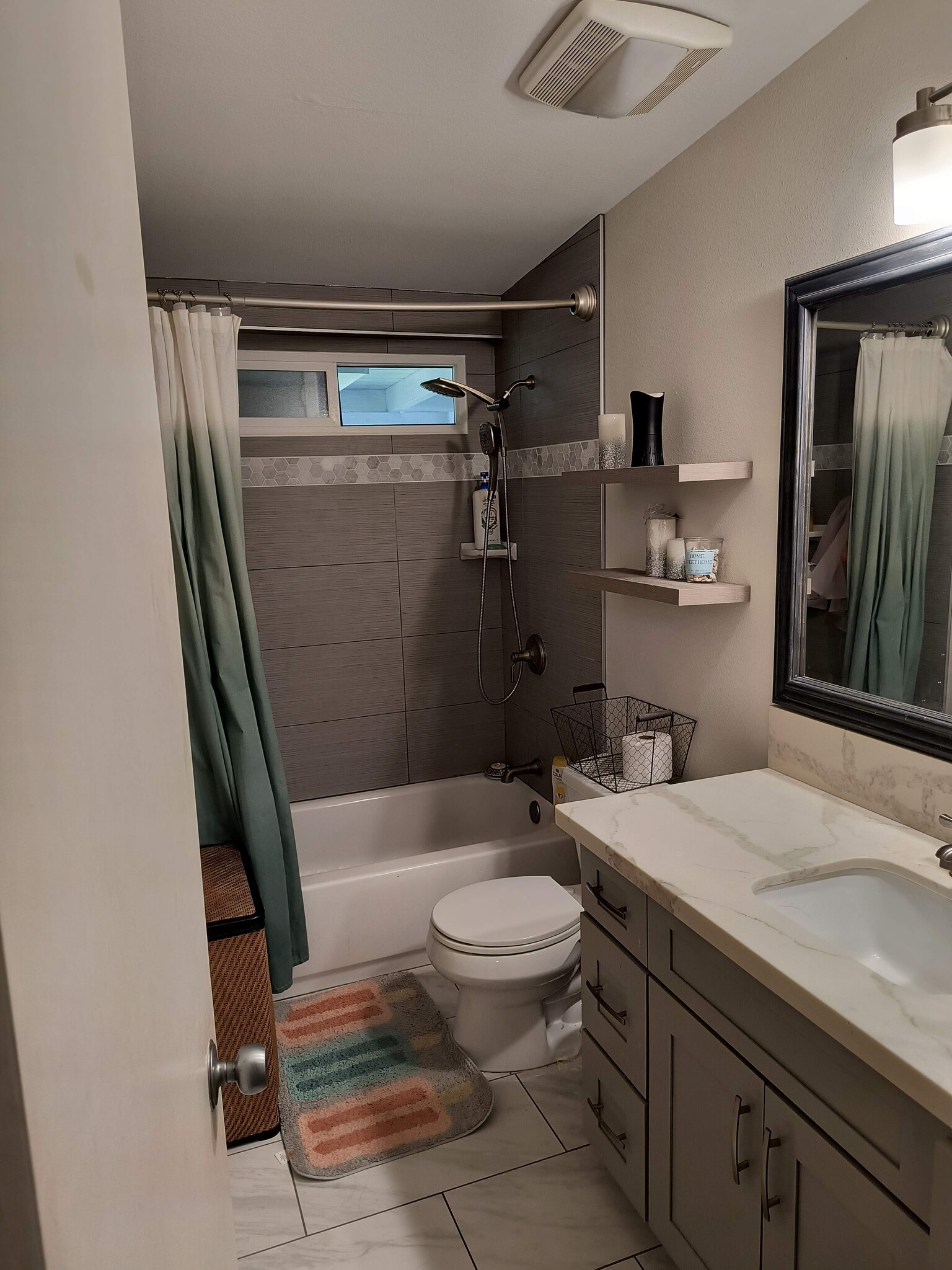 Main full bathroom - 2277 Aumakua St