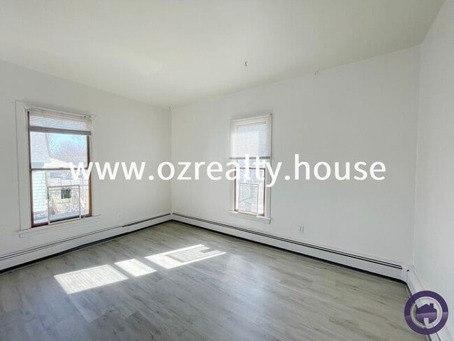 Building Photo - 215 E Reed Ave