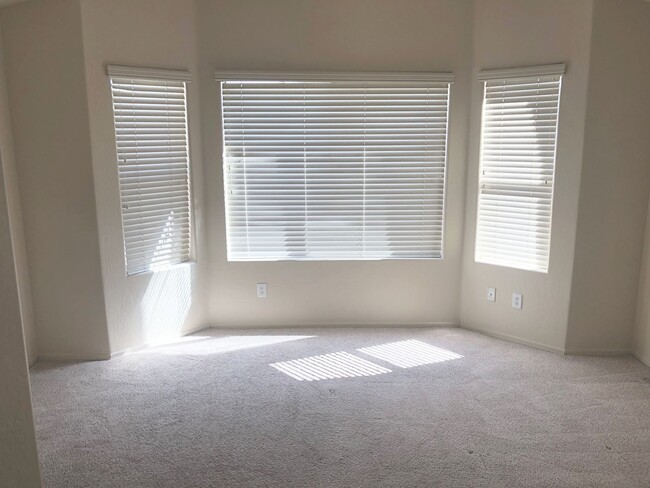 Building Photo - SPACIOUS 4 BED, 2 BATH HOME LOCATED NEAR B...