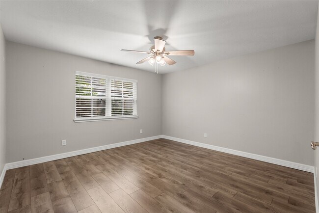 Building Photo - 2105 Murfield Dr