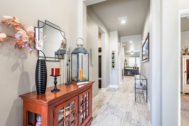 Building Photo - 11 Los Campos Dr