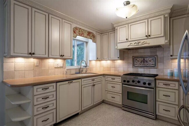 Building Photo - 378 Westwinds Dr