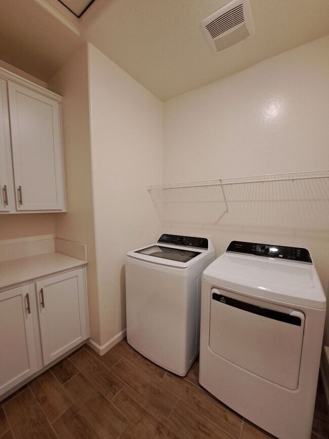 Building Photo - 3 Bedroom Home Near Armstrong & Olive!