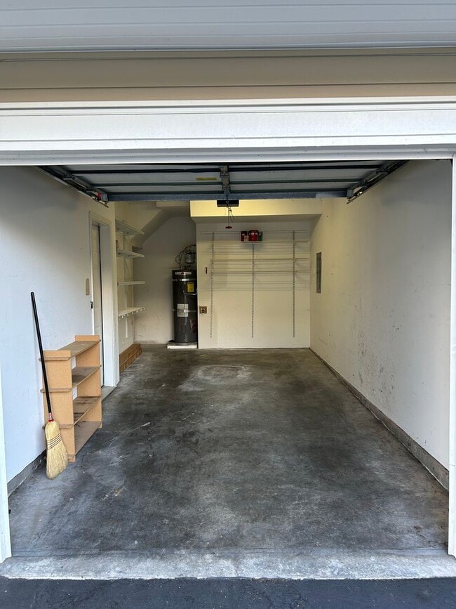 Building Photo - 2 Bed, 2 bath Condo w/garage in West Bay at The Lakes in Kent, $2550/mo.