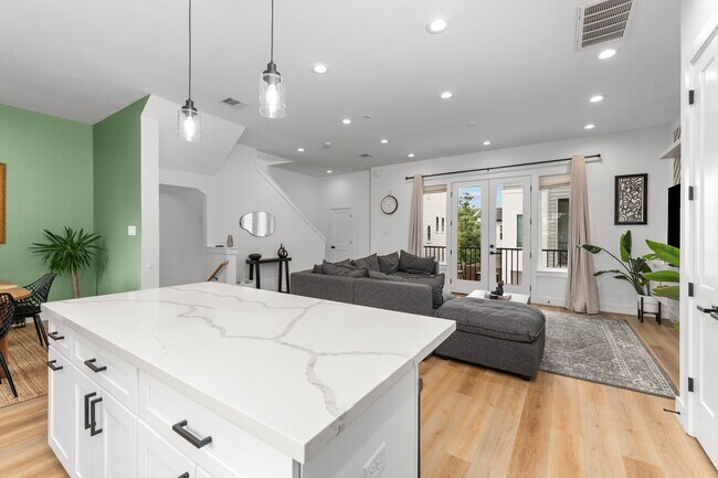 Building Photo - 3030 Live Oak St