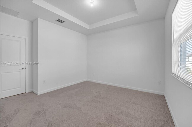 Building Photo - 2858 SE 25th Ave