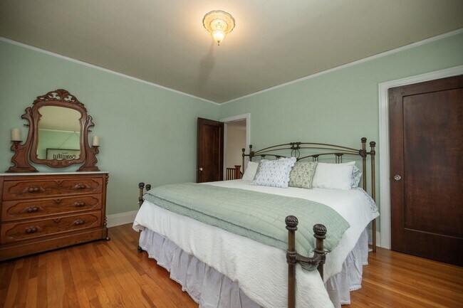 Building Photo - WONDERFUL HISTORIC 5 BED 3 BATH PROPERTY WITH CARRIAGE HOUSE