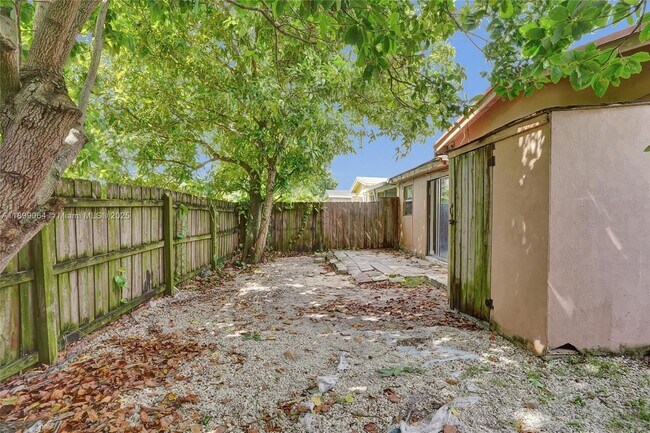 Building Photo - 6860 SW 18th Ct