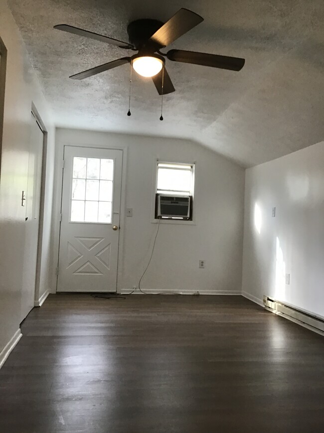 Main Bedroom - 3 Rocky Ln