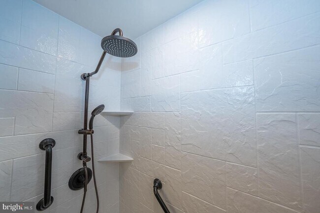 Building Photo - 335 Paoli Pointe Dr