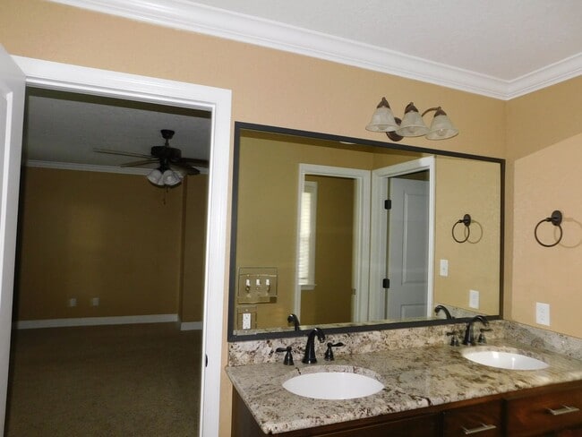 Building Photo - 4 bedroom in Crestwood-convenient location