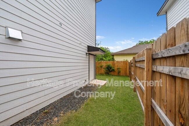 Building Photo - 323 Gabriel