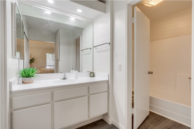 Building Photo - Stunning Bright and Completely Remodeled A...