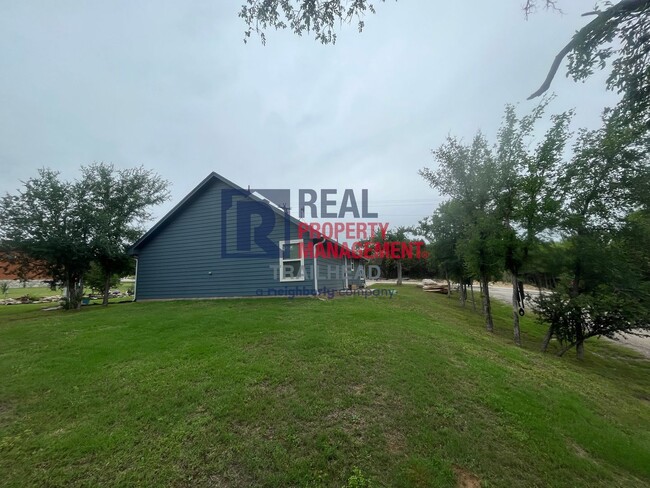 Building Photo - Attractive 3 Bed 2 Bath Home in Gated Lake...