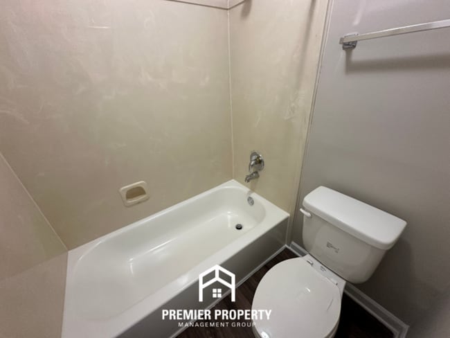 Building Photo - 6726 State Line Rd