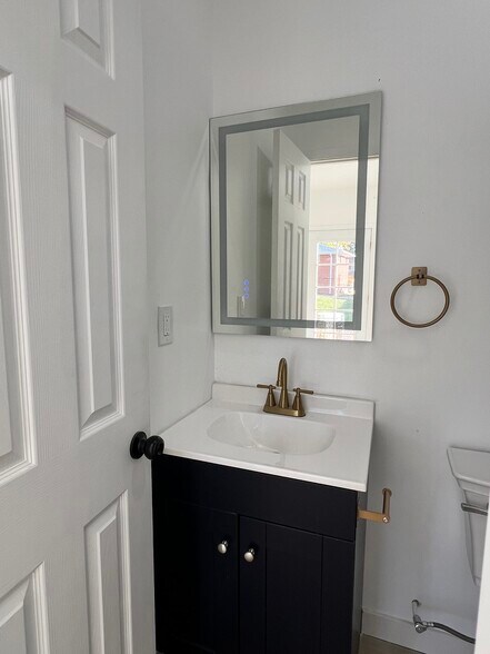 Building Photo - 8771 Oakwood St