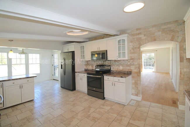 Building Photo - 94 Lakeshore Dr