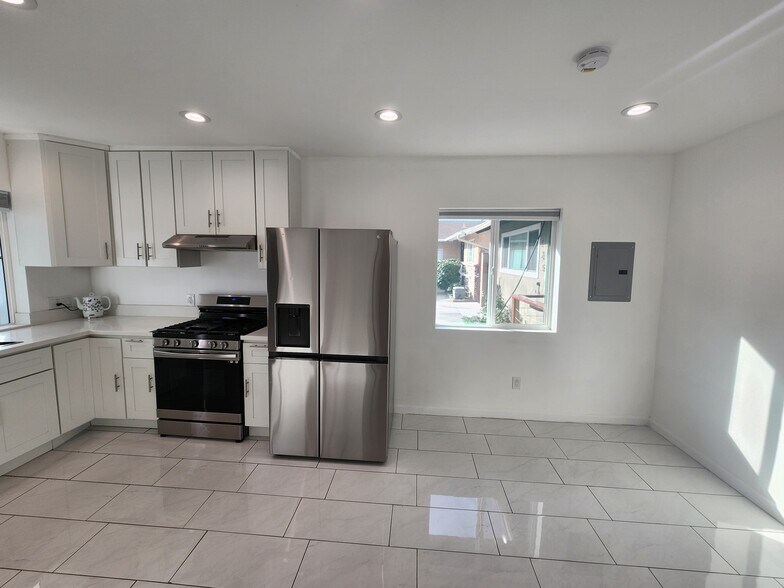 Building Photo - 7125 Cantaloupe Ave