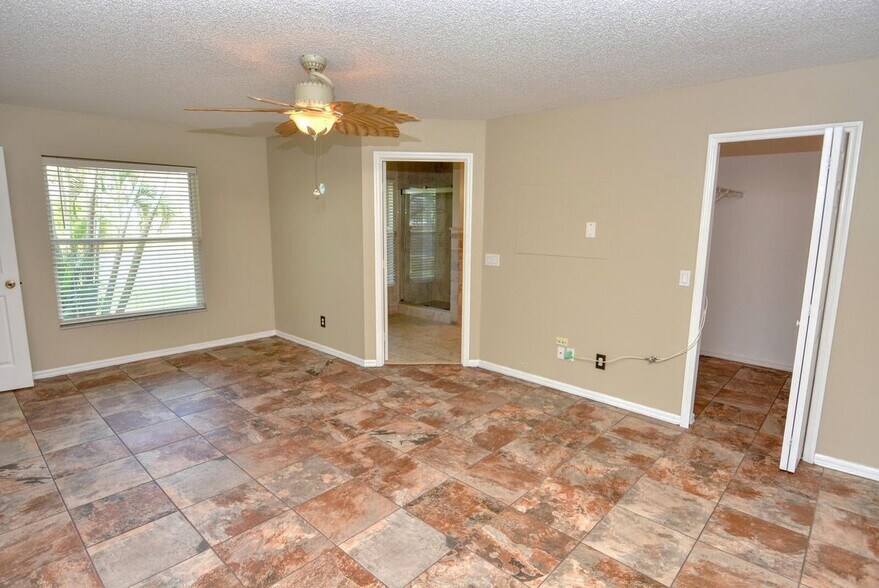 Building Photo - 176 Valley Pl