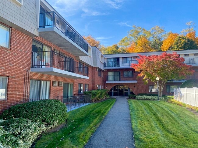 Building Photo - 573 Broad St