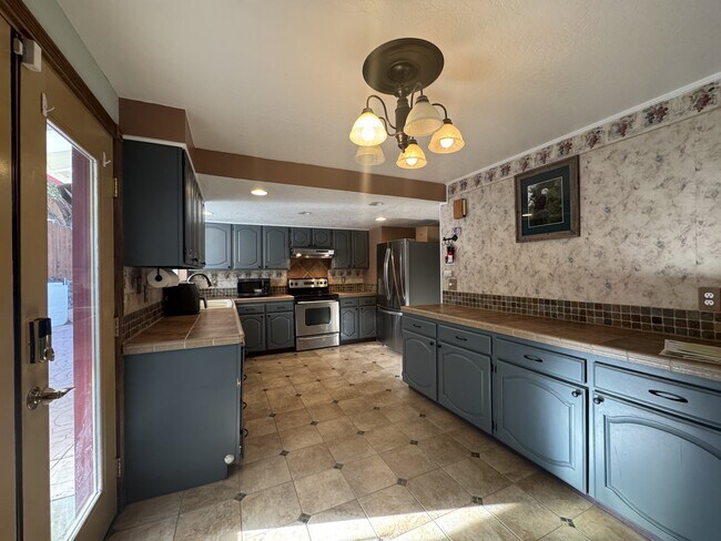 Building Photo - 1855 King Edward Dr