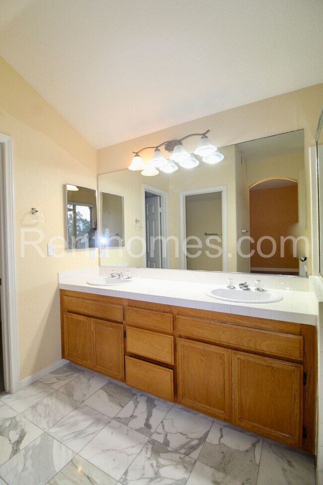 Building Photo - Scripps Ranch, 11073 Caminito Encanto, AC,...