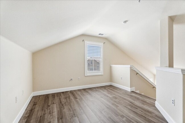 Building Photo - 5350 Dunlay Dr