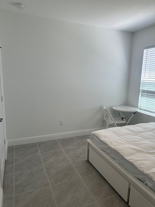 Building Photo - 467 SW Jeanne Ave