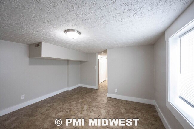 Building Photo - "Spacious 3-Bed, 2-Bath Gem in Indianapolis - Modern Comfort Awaits!"