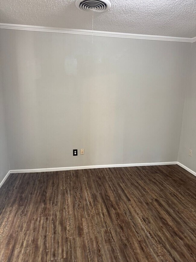 Building Photo - Charming 3 Bedroom Home - Available Septem...
