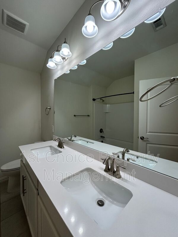 Building Photo - 952 Pinnacle Ridge Rd