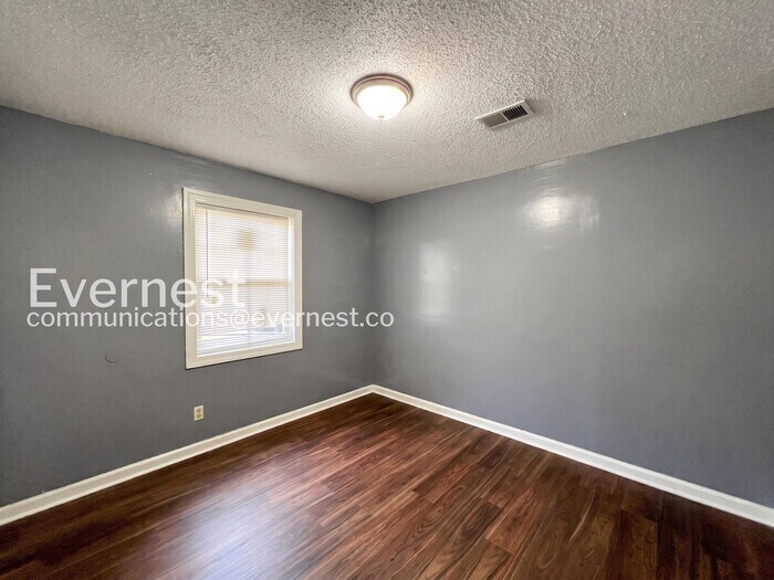 Building Photo - 284 E Holmes Rd