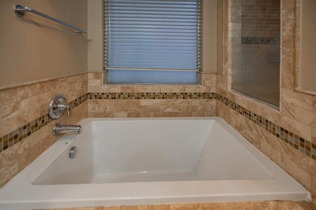 Building Photo - 1114 Gulfton Dr