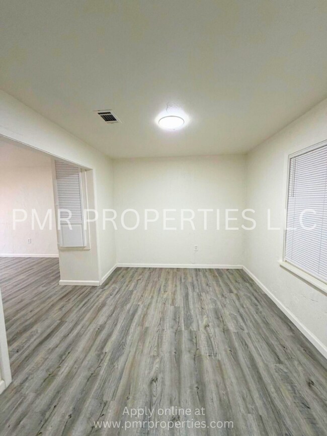 Building Photo - 2 Bedrooms / 1 Bathroom House