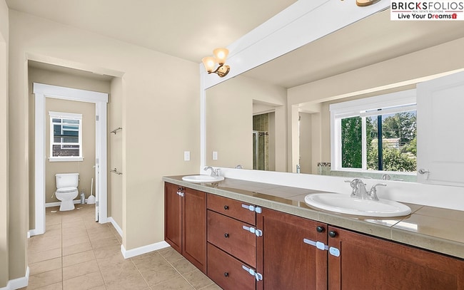 Building Photo - Natural Light-Filled Renton Home with Space to Live & Entertain!